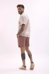 Bermuda de gabardina color beige con cordón ajustable en la cintura.