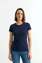 Remera de cuello redondo y manga corta, con diseño básico y ajuste entallado.