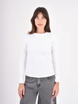 Remera de manga larga en tejido acanalado, con cuello redondo y ajuste al cuerpo.