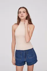 Musculosa color beige de viscosa con cuello halter y corte ajustado.