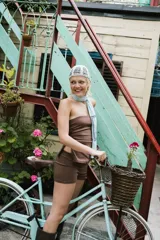 Short de tiro bajo color marrón, con aberturas laterales en el ruedo.