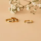 Par de alianzas bombé de oro de 18k, diseño clásico de superficie lisa y brillante.