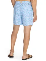 Short de baño celeste con estampado de caballitos de mar rosas. Tiene cintura elástica con cordón ajustable, bolsillos delanteros y traseros, y mosquetón.