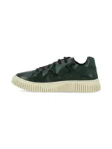 Sneaker Lavinia de cuero con estampado de reptil en color verde, con cordones negros y suela gruesa de goma en tono marfil.