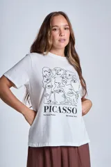Remera de algodón color beige con estampado frontal de arte lineal inspirado en Picasso y texto alusivo al museo de Barcelona.