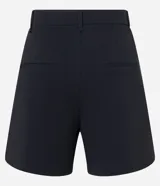 Short de vestir color fucsia, de tiro alto, con pliegues delanteros, bolsillos laterales y trabillas para cinturón.