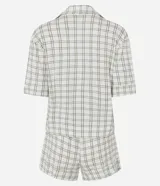 Pijama corto de dos piezas confeccionado en viscolycra con estampado de cuadros. Compuesto por una camisa de mangas cortas con cuello de solapa y cierre frontal de botones, y un short con cintura elastizada.