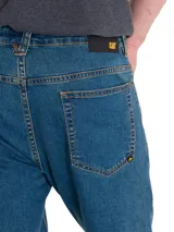 Pantalón jeans de corte recto y calce slim, color azul clásico, con diseño de cinco bolsillos y costuras reforzadas en tono contrastante.