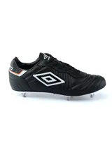 Championes de fútbol Umbro Speciali SG, color negro con logo Umbro en blanco.