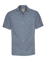 Camisa de manga corta RKF con cuello cubano, confeccionada en Tencel de color azul grisáceo con estampado de peces pequeños. Presenta cierre frontal con botones y corte regular.