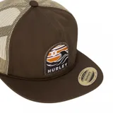 Gorro tipo trucker de la marca Hurley, color marrón con malla beige en la parte trasera. Presenta un parche frontal bordado con el logo de Hurley y un diseño de olas y atardecer en tonos naranja y blanco.