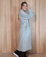 Sacón largo de punto abierto, confeccionado en lana, con diseño holgado, mangas anchas y cuello tipo solapa.