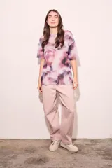 Remera oversize de tul con estampado abstracto en tonos rosa, lila y negro.