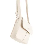 Bandolera mediana color beige, con cuerpo de textura símil cuero reptil y solapa lisa. Cuenta con correa ajustable y herrajes plateados, además de un detalle metálico con logo en la solapa.