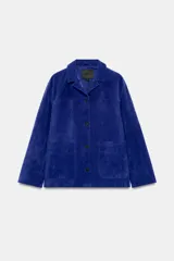 Chaqueta de piel de ante color azul, con cuello de solapa, bolsillos delanteros de plastrón, forro interior y cierre frontal con botones.