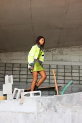 Minifalda plateada con estampado de rayas negras simulando animal print de cebra.