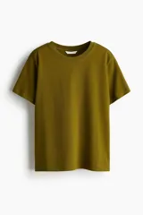 Remera oversized de algodón color verde militar, con cuello redondo ribeteado y hombros levemente caídos.