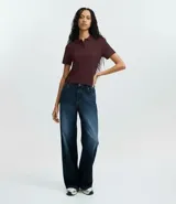 Blusa tipo polo de algodón con elastano, de corte ajustado, manga corta y cuello con cierre de botones. Confeccionada en tejido piquet.