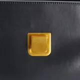 Bolso bandolera negro de cuero con correa ajustable y cierre dorado.