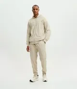 Pantalón deportivo de corte recto y ajuste cómodo, confeccionado en tejido de poliéster con textura. Presenta cintura elástica con cordón de ajuste y bolsillos laterales con cierre.