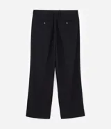 Pantalón de corte wide leg con diseño de sastrería, confeccionado en tejido estructurado con frisos frontales, bolsillos laterales y cierre invisible.