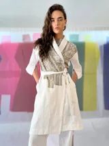 Blazer/Vestido Ligamento blanco de lino y algodón con estampado exclusivo en cobre laminado. Tiene solapa smoking y se cruza con lazos en la cintura.