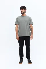 Remera clásica lisa de algodón color azul marino, con escote redondo y logo estampado en relieve en el pecho.