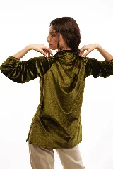 Camisa de terciopelo azul marino con cuello camisero clásico, botones frontales, mangas largas con puño elástico y bolsillo de parche en el pecho.