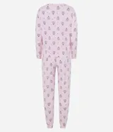 Pijama largo de media malla color rosa con estampado de caras de leopardo. Incluye una blusa de manga larga con cuello redondo y un pantalón con cintura elástica, puños y ruedo ajustados.