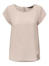 Blusa de corte recto y cuello redondo, con mangas cortas tipo casquillo. Presenta un diseño con cierre en la parte posterior y un largo ligeramente mayor en la espalda. Confeccionada en tejido suave de poliéster reciclado con elastano.