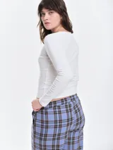Remera de manga larga con cuello redondo, confeccionada en algodón elastizado de tacto suave y ajuste al cuerpo.
