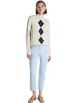 Pantalón chino Tommy Hilfiger para mujer, color celeste, de corte recto, con trabillas para cinturón, bolsillos laterales y cierre frontal con botón y cremallera.