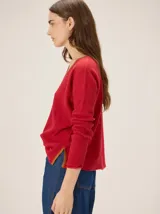 Buzo de tejido de punto rojo con escote en V y ribetes en tono tostado, de manga larga y diseño holgado con diseño bicolor sutil.