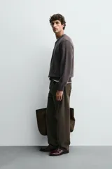 Jersey de punto de algodón con corte relajado, cuello en pico con cierre frontal de botones y manga larga con puños y bajo en rib.