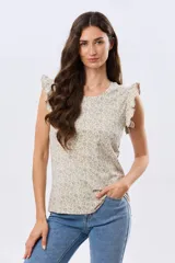 Musculosa blanca con estampado floreado sutil y volados en los hombros, de corte recto.