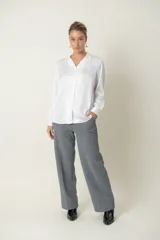 Pantalón italiano jaspeado en tonos de gris, de corte ancho, con bolsillos laterales y elástico en la cintura en la parte trasera.