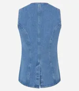 Chaleco alargado de denim azul claro, sin mangas, con cuello redondo, bolsillos frontales ribeteados y cierre frontal de botones metálicos dorados.