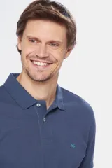 Remera polo de manga corta en tejido piqué color celeste. Presenta cuello clásico con botones, bordado pequeño en el pecho y detalles en tela oxford en el interior del cuello.