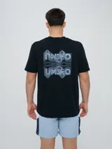 Remera deportiva Umbro modelo Melt de color azul marino, con cuello redondo, mangas cortas y logo bordado en el pecho.