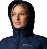 Campera acolchada de mujer color azul marino, con capucha forrada en polar, cierre frontal completo, bolsillos laterales con cierre y puños con orificio para el pulgar.