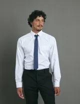 Camisa de vestir Harrington Label color blanco, de corte clásico, con cuello rígido, manga larga con puños abotonados y bolsillo frontal en el pecho.