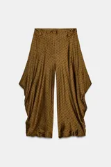 Pantalón de tiro medio confeccionado en viscosa, con diseño de pierna ancha y drapeado lateral. Presenta cintura con trabillas y cierre de cremallera oculto en la costura.