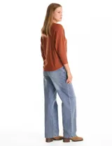 Buzo de tejido fino con escote en V, mangas tres cuartos estilo dolman y corte holgado.