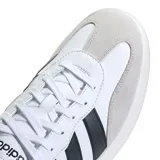 Championes urbanos Adidas modelo Barreda, de diseño inspirado en el tenis con puntera en T. Presentan una combinación de cuero sintético blanco con refuerzos de gamuza gris en la puntera y las icónicas tres tiras laterales en negro. Cuentan con suela cupsole de goma y cierre mediante cordones.