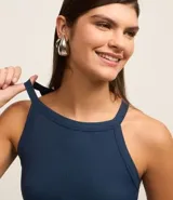 Blusa tipo crop top color verde oliva, confeccionada en tejido rib acanalado, con cuello halter y diseño sin mangas.