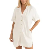 Mono corto color blanco, estilo camisero, con cuello solapa, mangas cortas con vuelta y cierre frontal de botones.