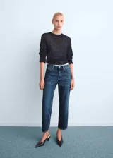 Jean de corte recto y tiro medio, con diseño crop y cinco bolsillos. Confeccionado en tejido de algodón estilo tejano vaquero con cierre frontal de cremallera y botón.