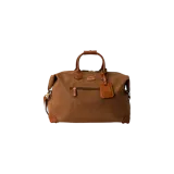 Bolso de viaje Bric's de la línea Life, color camel con detalles en cuero tostado y herrajes metálicos dorados. Cuenta con doble asa de mano, correa ajustable y desmontable, bolsillo frontal con cierre y etiqueta identificatoria colgante.