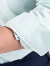 Camisa oxford de hombre color verde menta, con corte regular fit, cuello buttondown y manga larga con puño simple. Presenta cierre frontal de botones y pequeño logo bordado en el pecho.