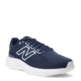 Championes de running New Balance modelo 413, color azul marino con detalles en blanco. Presentan una capellada de malla transpirable, logo lateral característico y una entresuela de espuma EVA para mayor amortiguación.